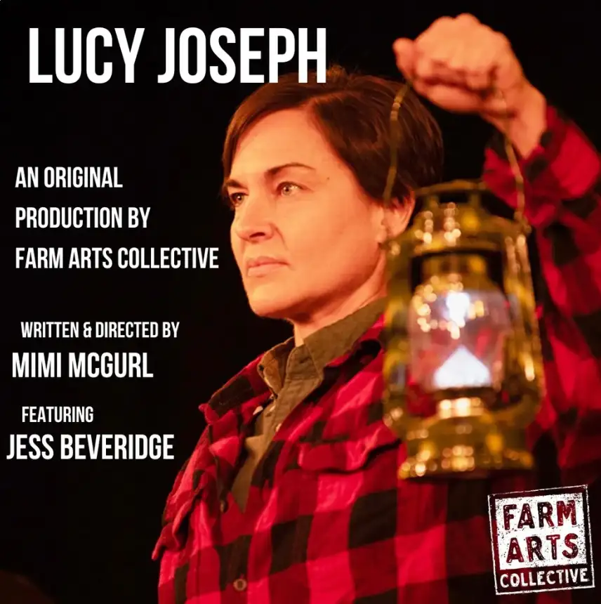 Eine Frau hält eine Laterne in der Hand, trägt ein kariertes Hemd und wirbt für die Produktion „Lucy Joseph” des Farm Arts Collective.